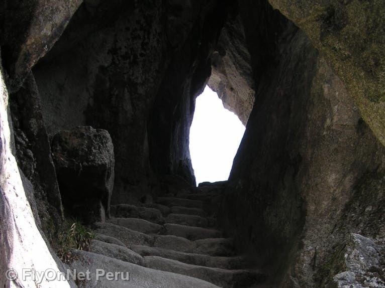 Fotoalbum: In den Stein gegrabener Tunnel auf dem Inka-Trail